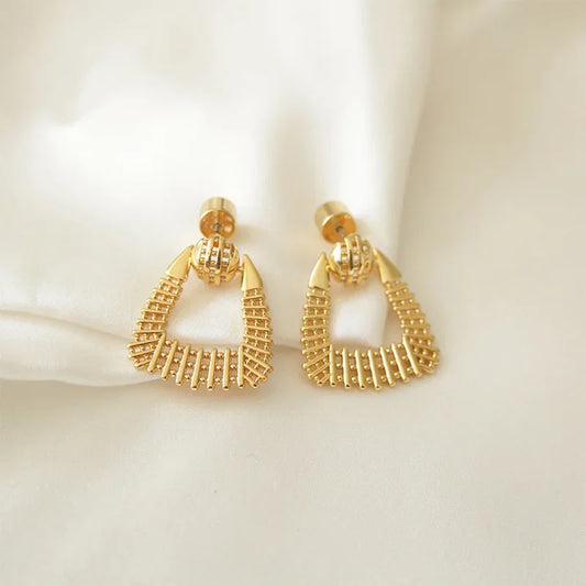 High Sense Exquisite Fashion Trend Exaggerated Earrings Silver Needle Korean Stud Earrings Metal Sense Workplace