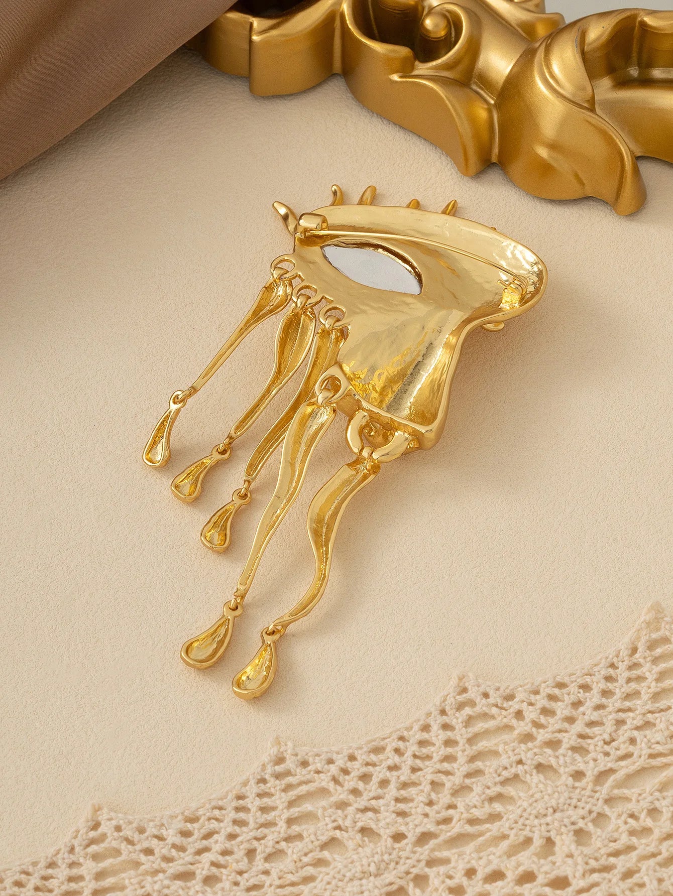 Hot Eye Medieval Features 18K Literary Retro Brooch