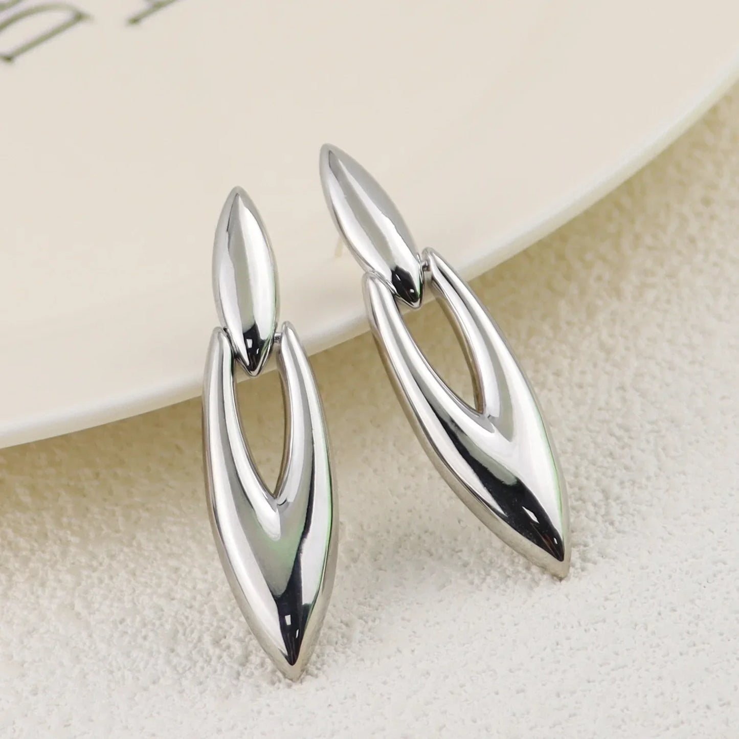 Retro internet Celebrity Explosion Earrings High Sense Temperament Cold Wind Simple Earrings Silver