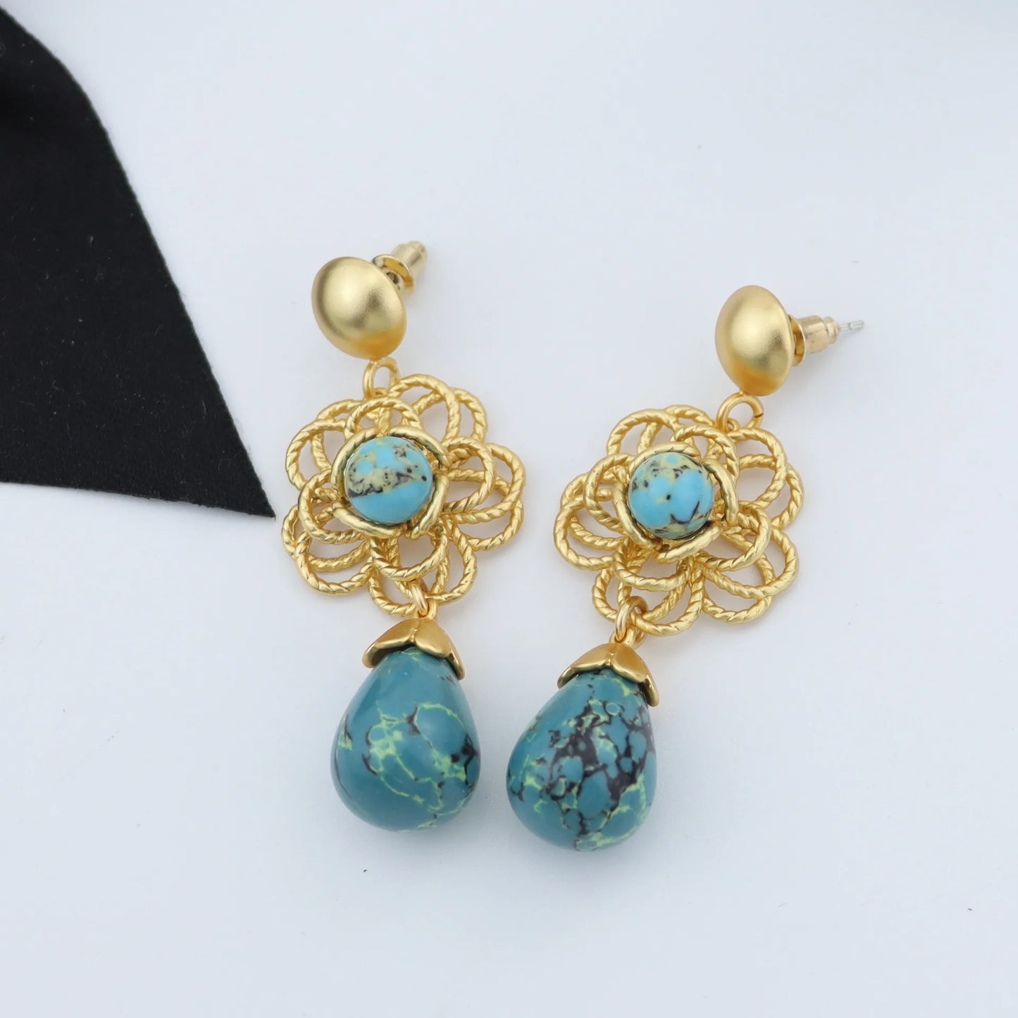 Unique temperament, rich and noble flower inlaid turquoise earrings, light luxury and atmospheric earrings