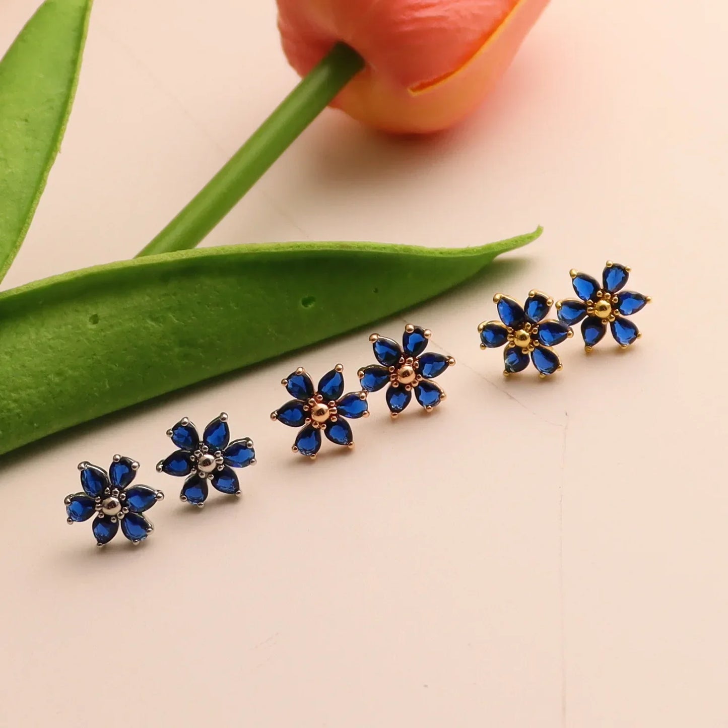 Stylish Sweet Slightly Inlaid Blue Zircon Temperament Beautiful Flower Stud Earrings Personalized Commuter Earrings