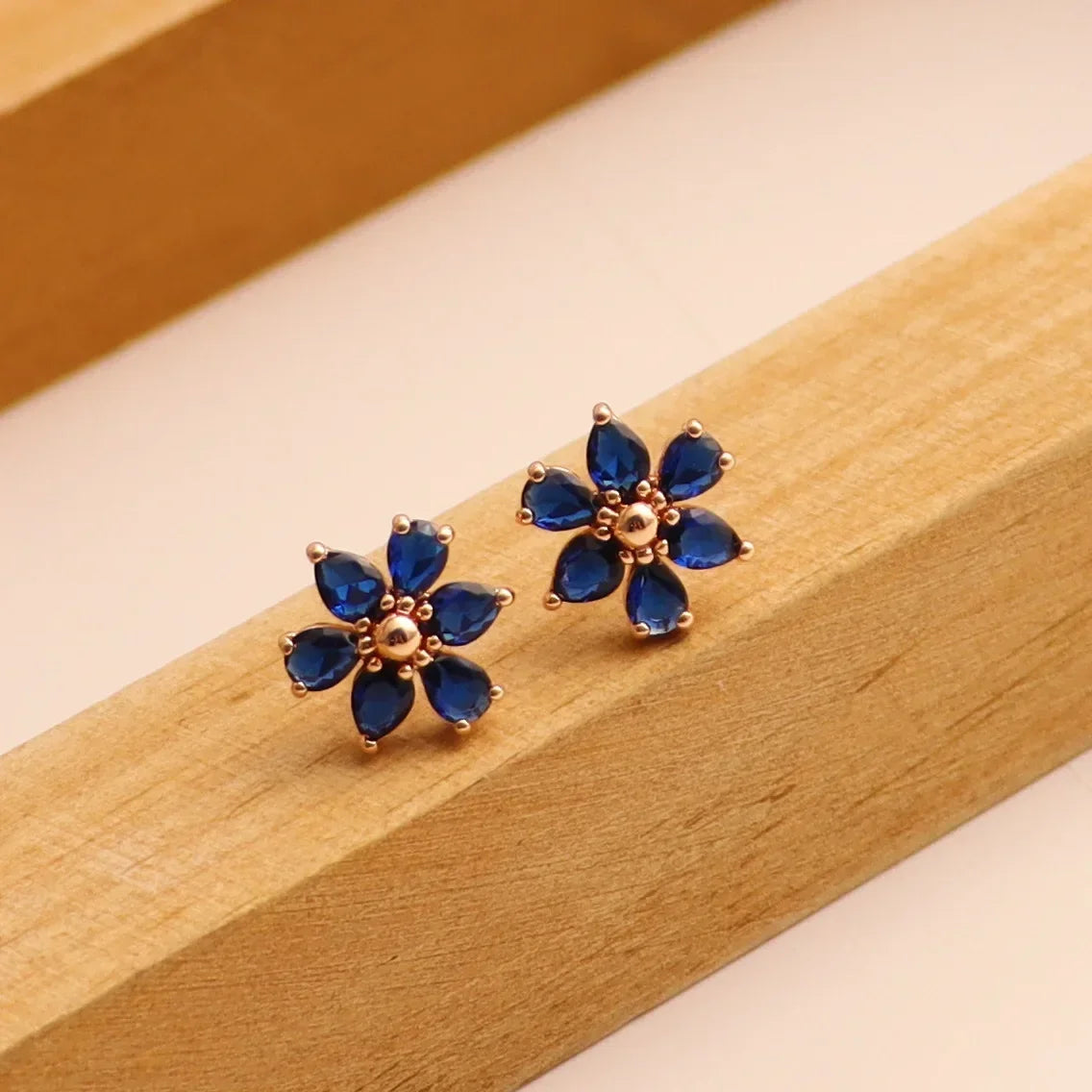 Stylish Sweet Slightly Inlaid Blue Zircon Temperament Beautiful Flower Stud Earrings Personalized Commuter Earrings