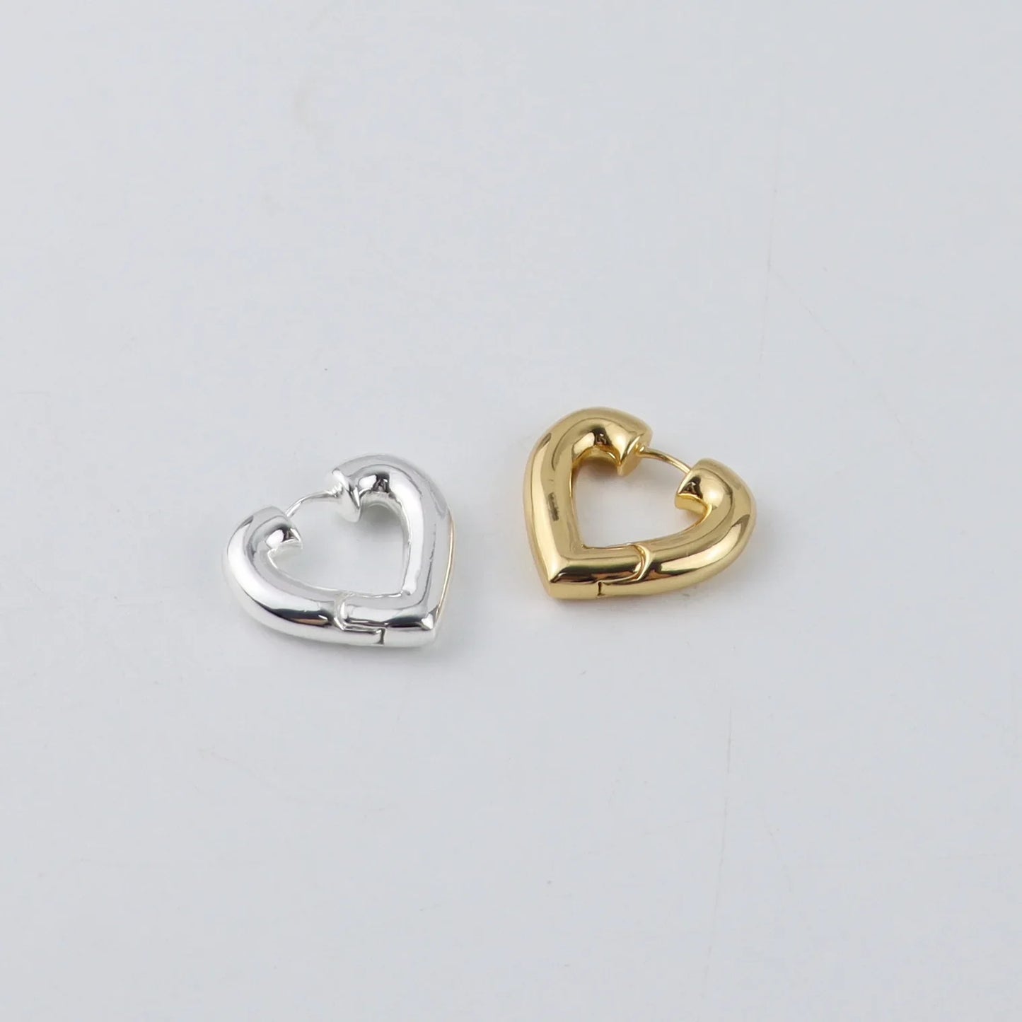 Sweet Metal Heart Earrings Internet celebrity Fashion Versatile Gold Silver Earrings Premium French Stud Earrings