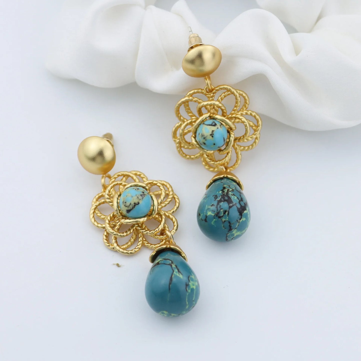 Unique temperament, rich and noble flower inlaid turquoise earrings, light luxury and atmospheric earrings