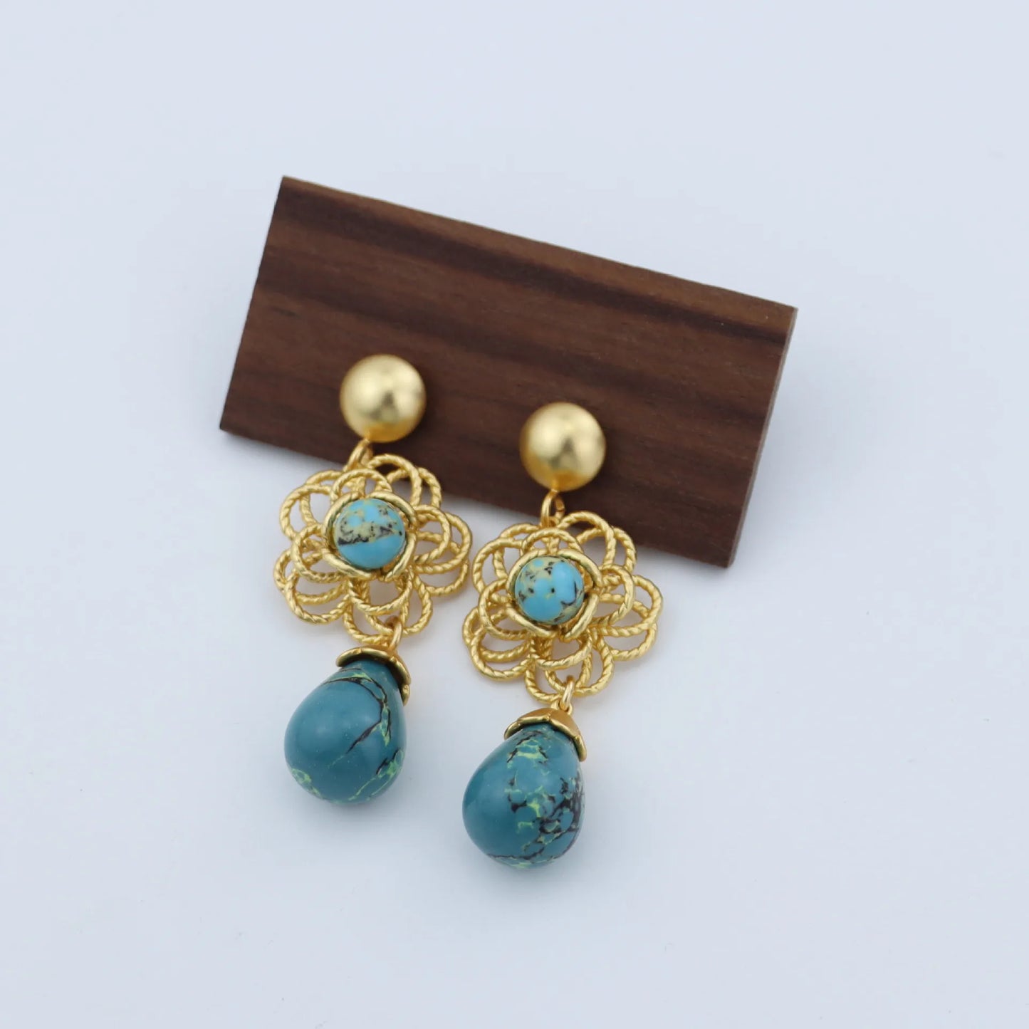 Unique temperament, rich and noble flower inlaid turquoise earrings, light luxury and atmospheric earrings